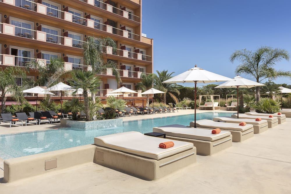 حوض السباحة