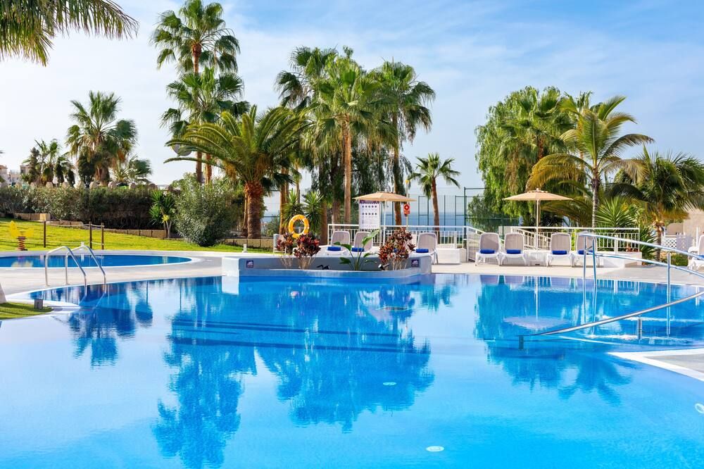 حوض السباحة