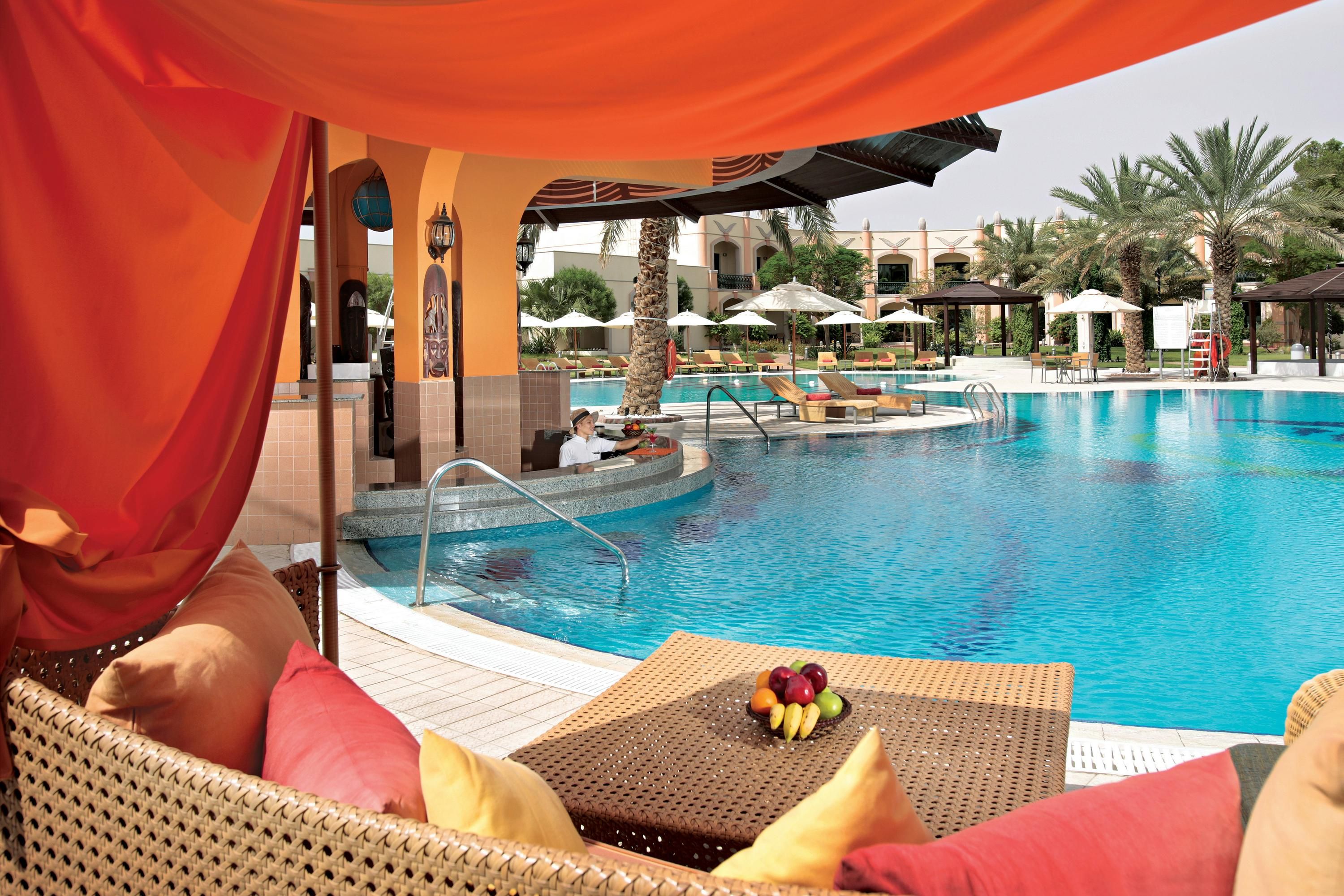 حوض السباحة