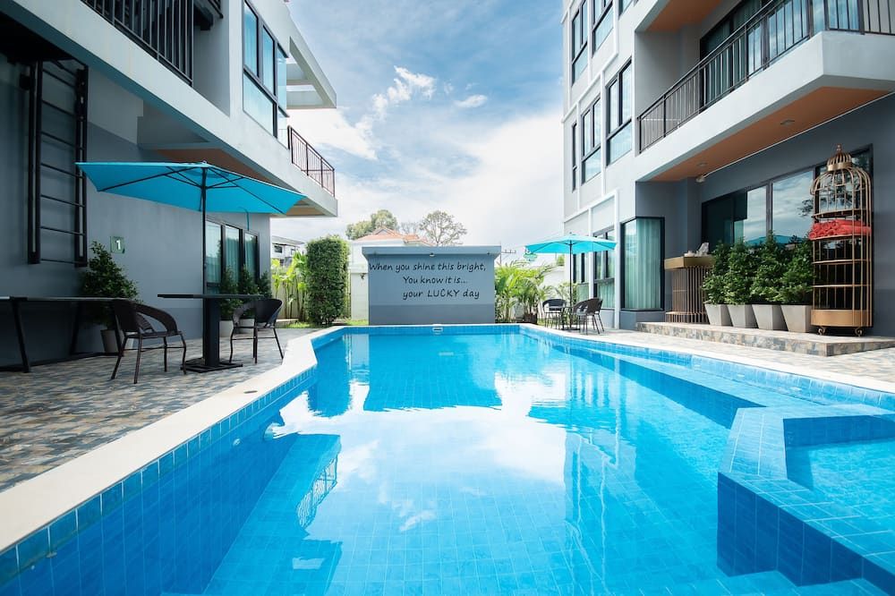 حوض السباحة