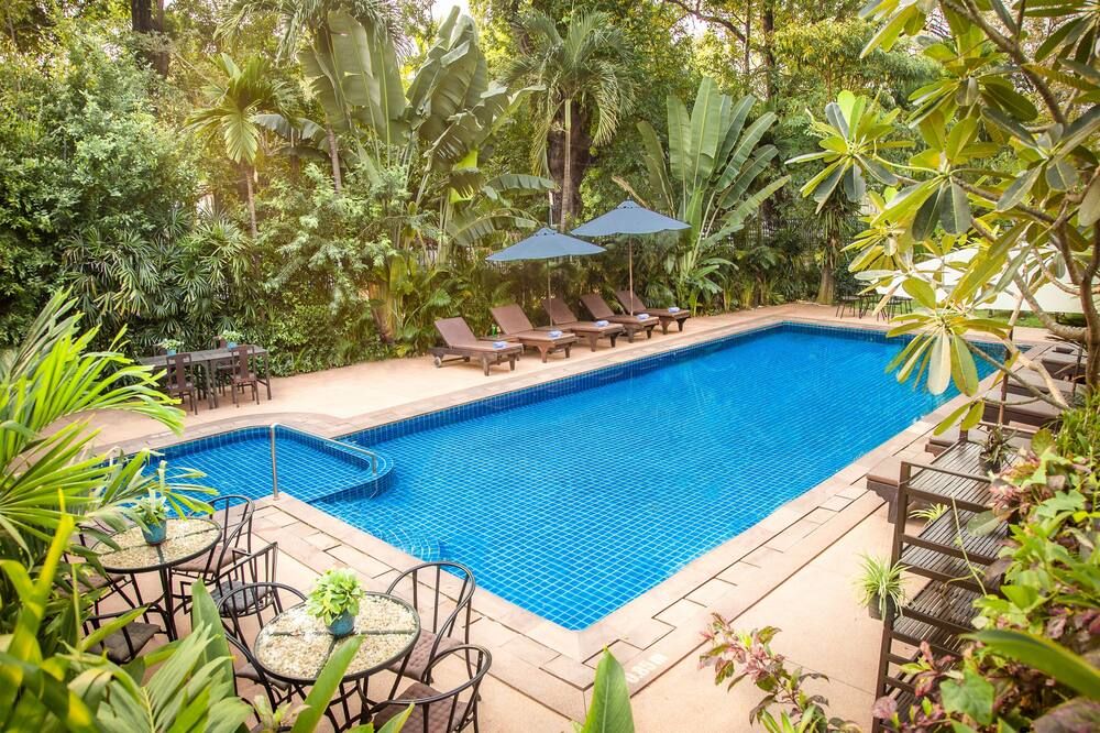 حوض السباحة