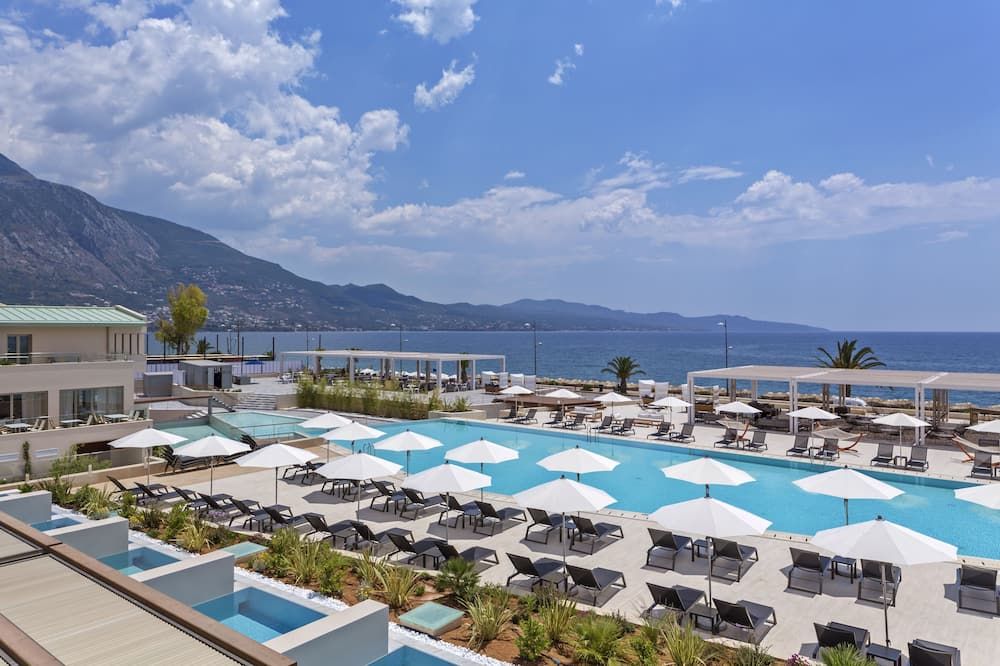 حوض السباحة