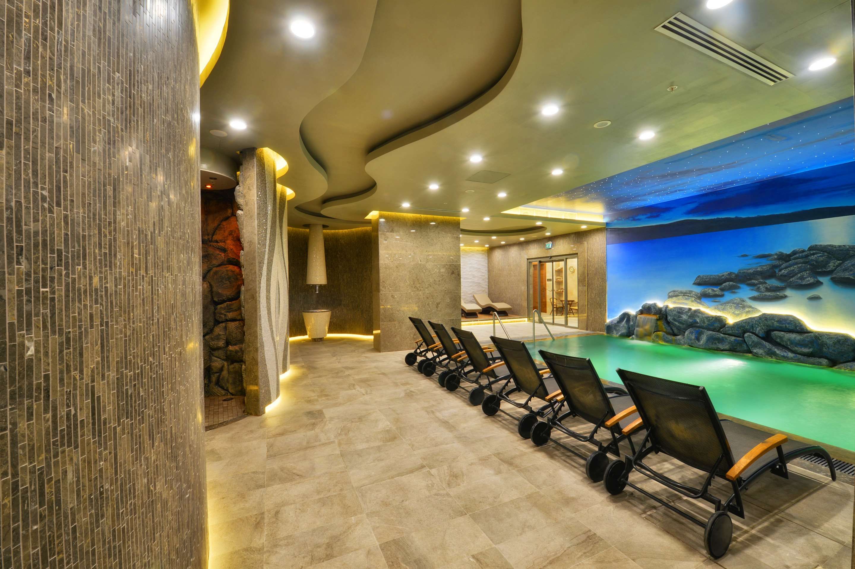 حوض السباحة