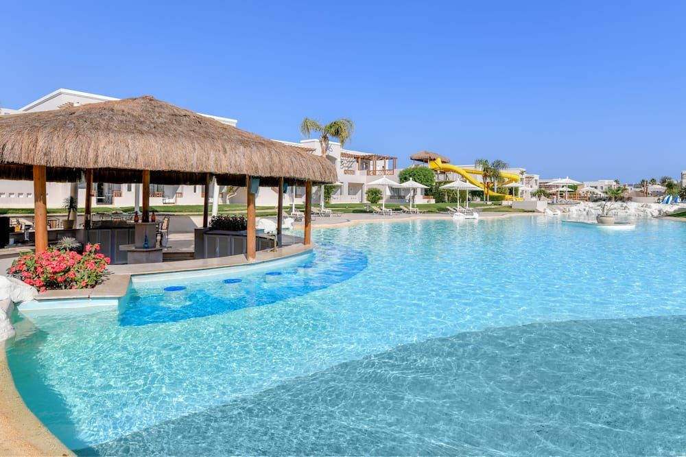 حوض السباحة