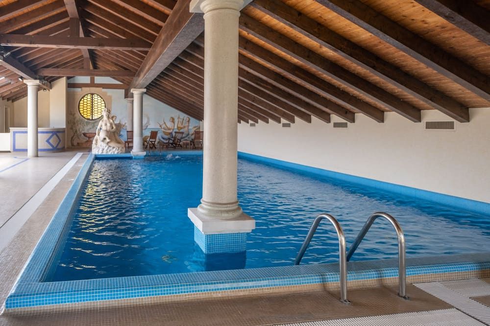 حوض السباحة