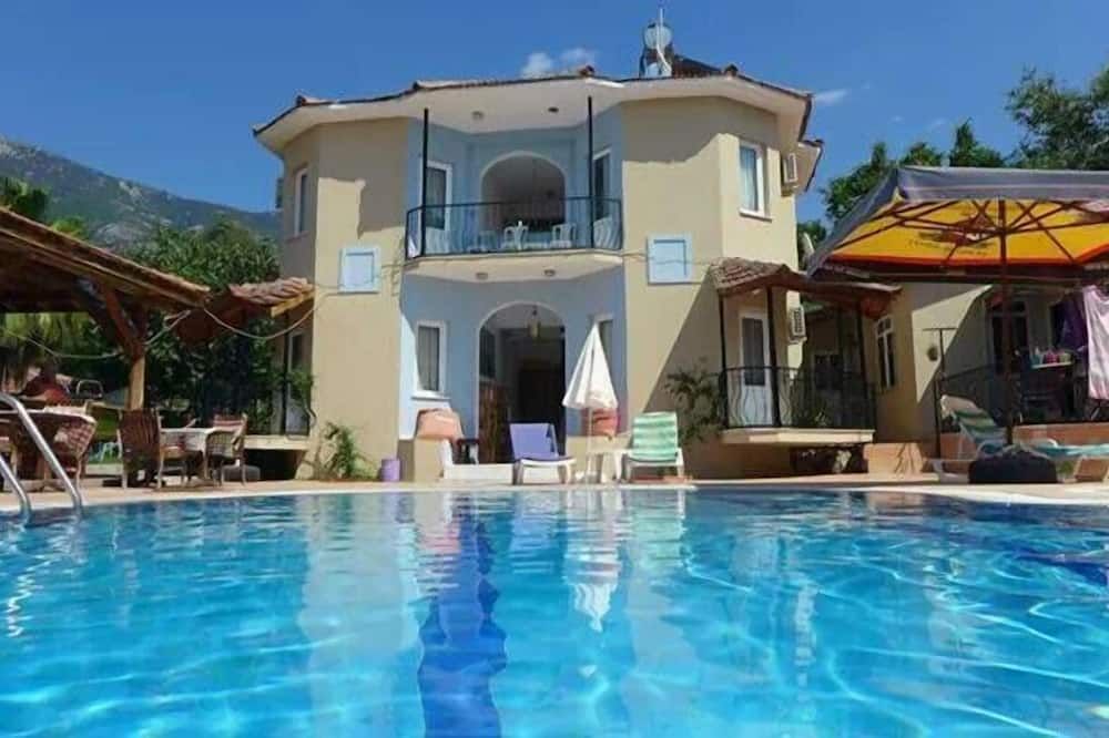 حوض السباحة