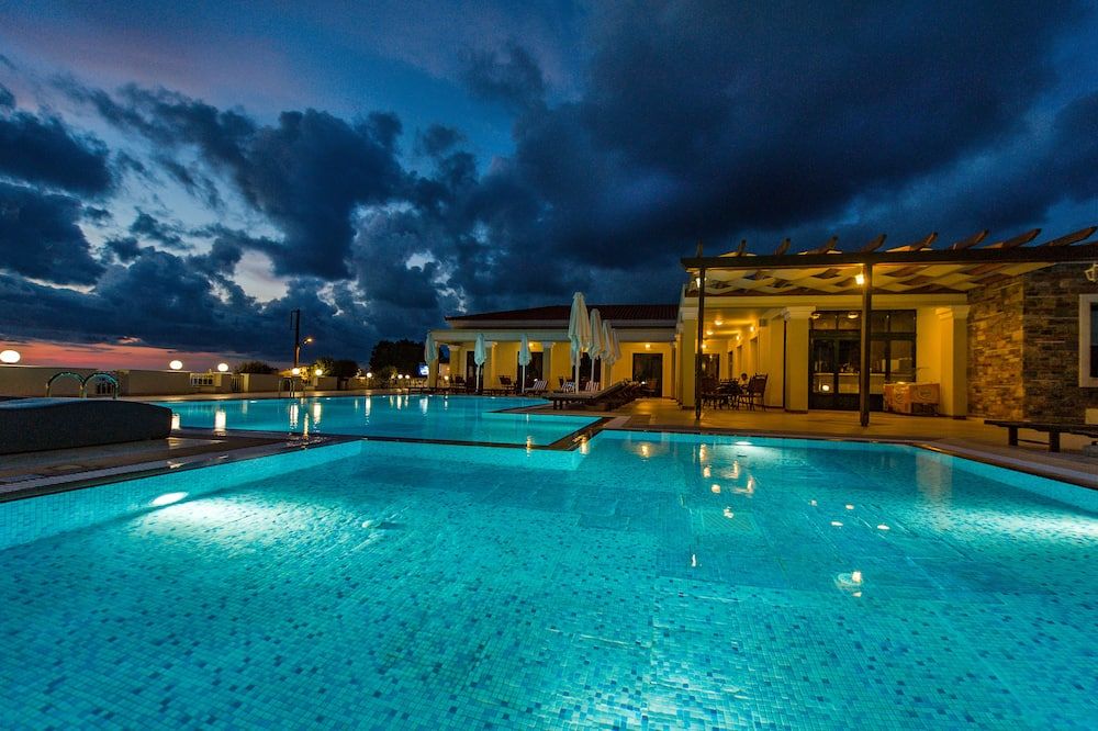 حوض السباحة