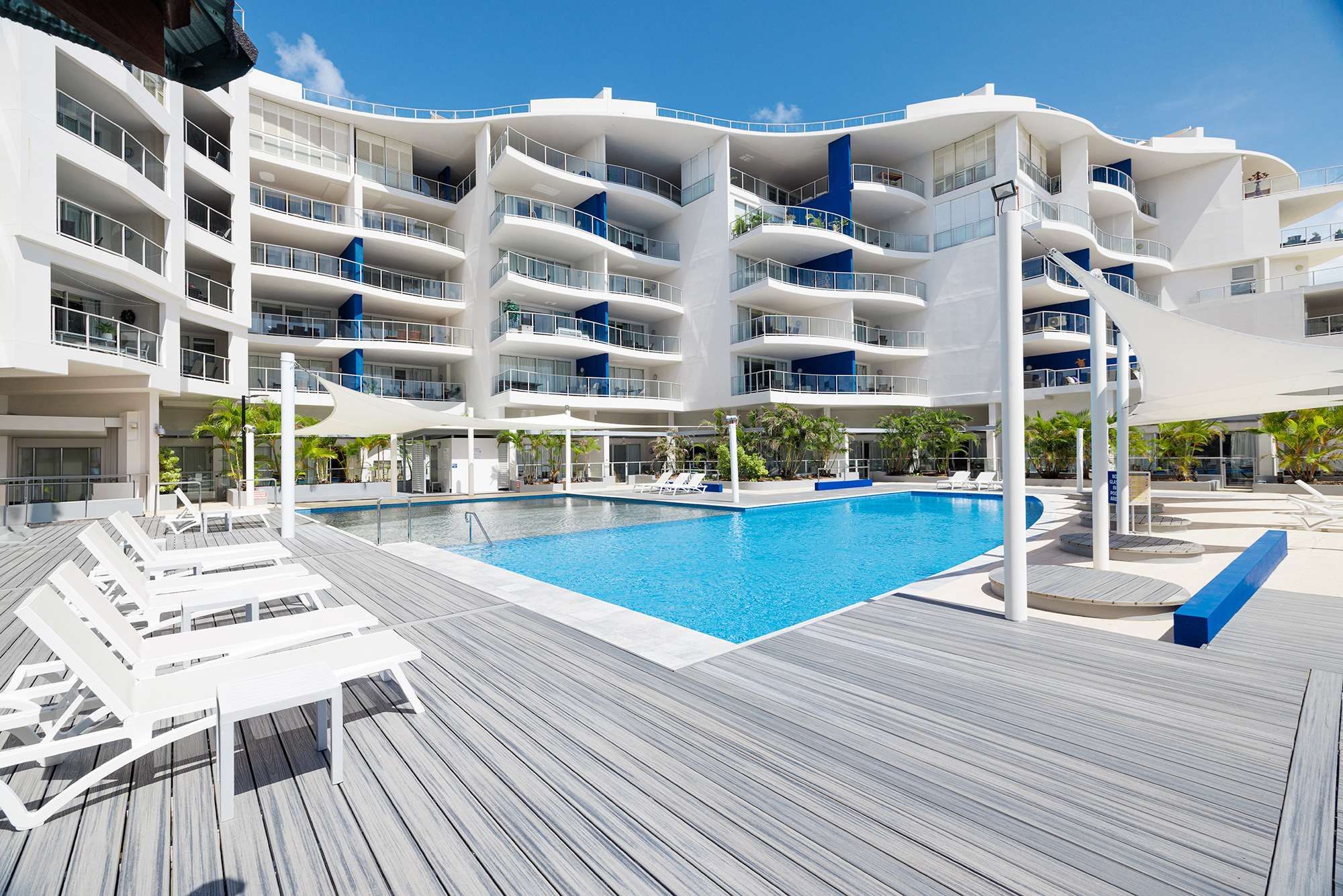 حوض السباحة