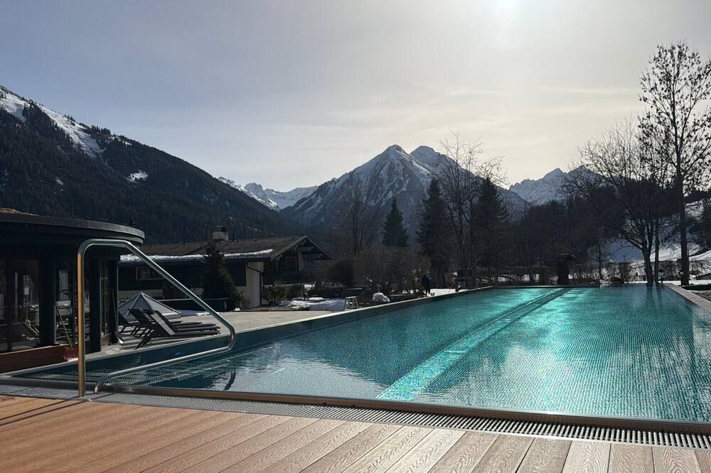 حوض السباحة