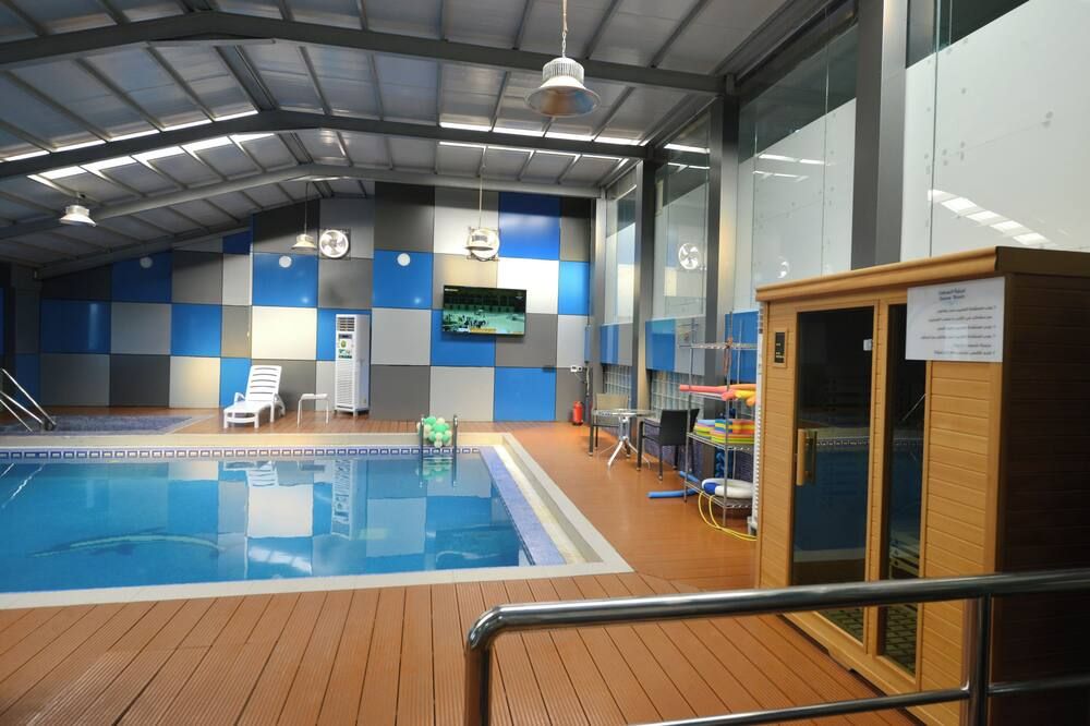 حوض السباحة