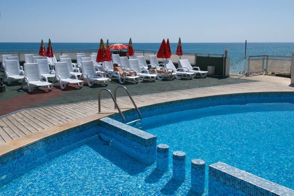 حوض السباحة