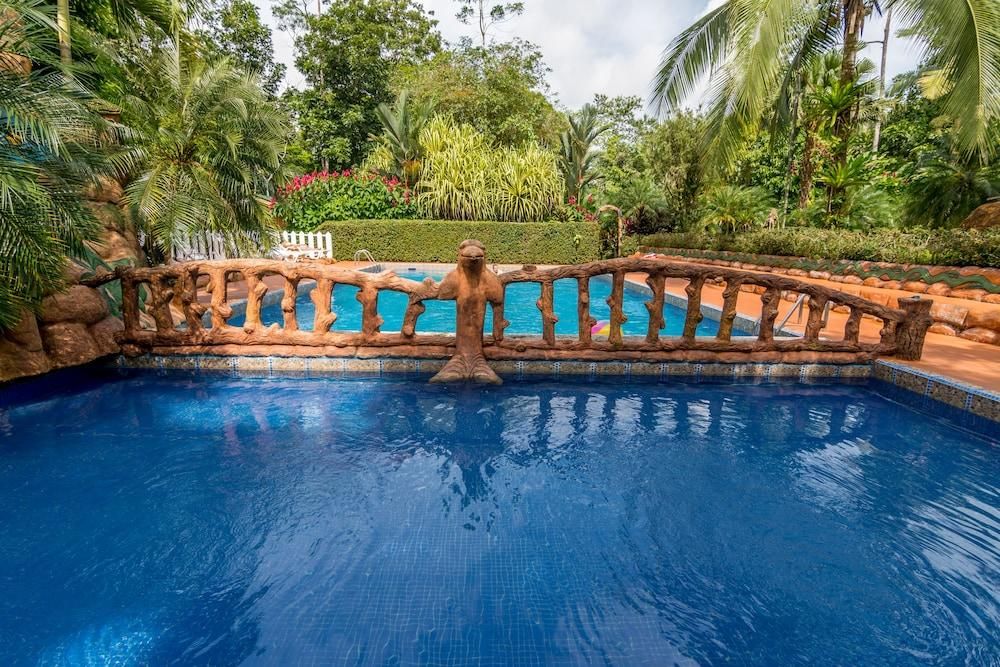 حوض السباحة