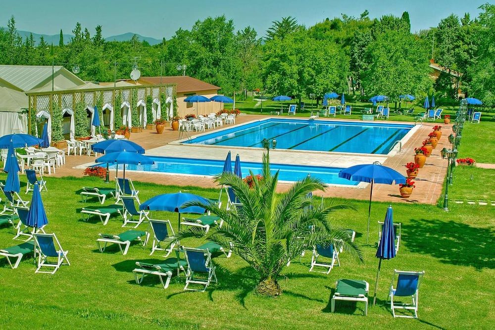 حوض السباحة