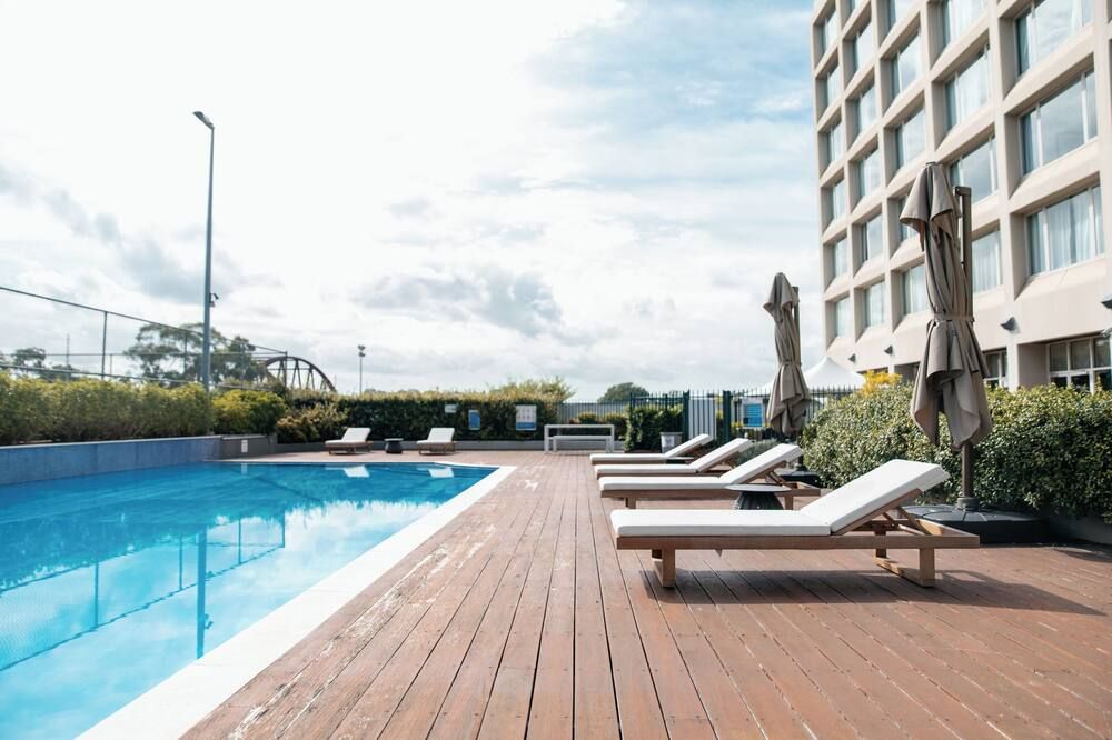 حوض السباحة