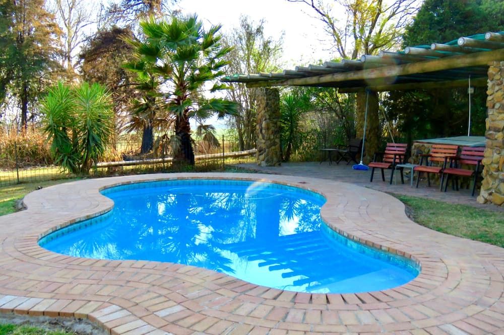 حوض السباحة