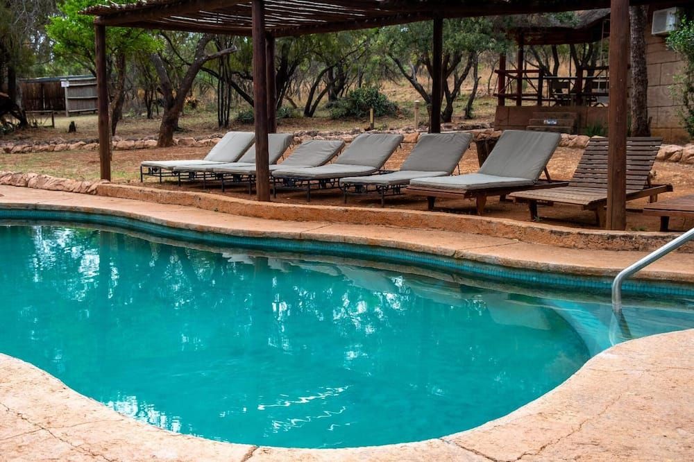 حوض السباحة