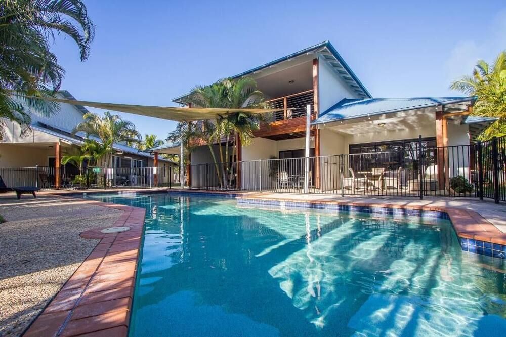 حوض السباحة