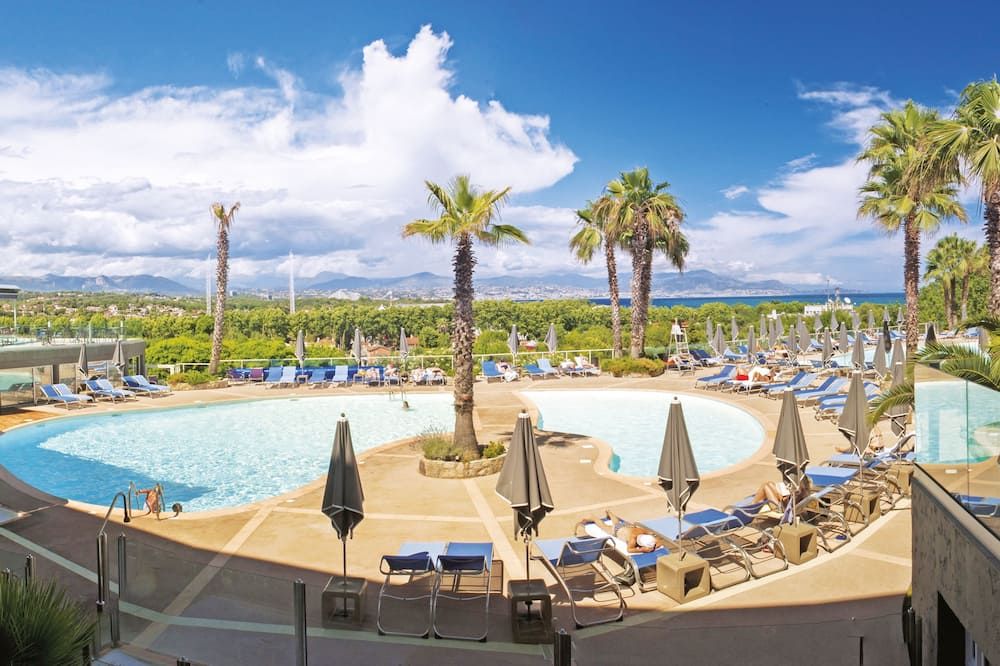 حوض السباحة