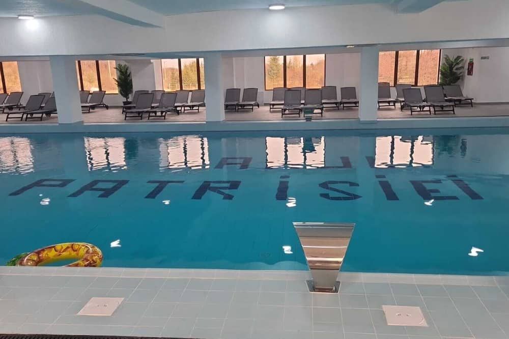حوض السباحة