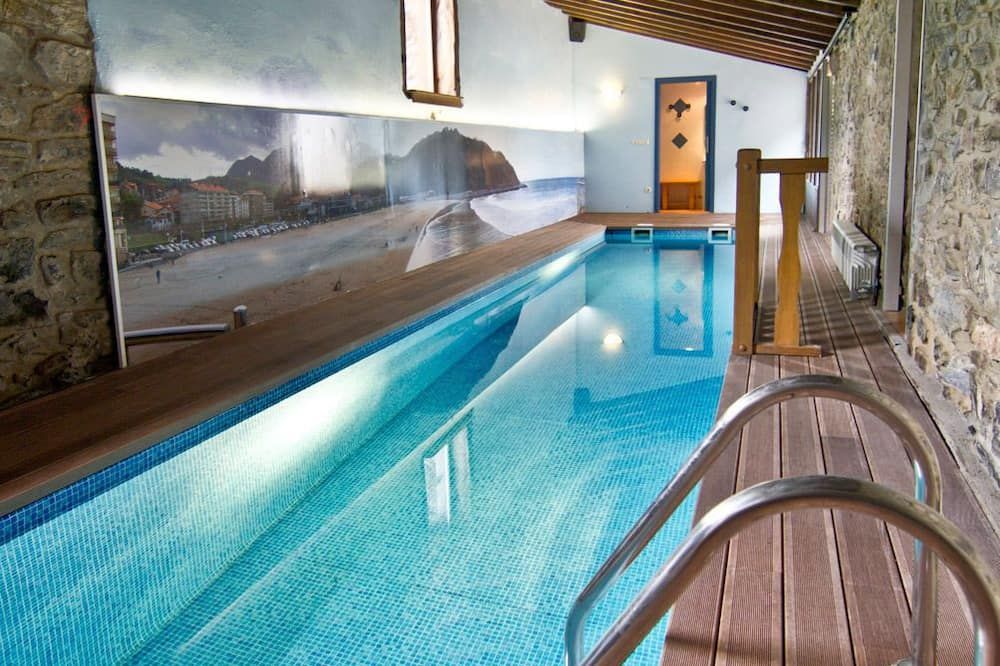 حوض السباحة