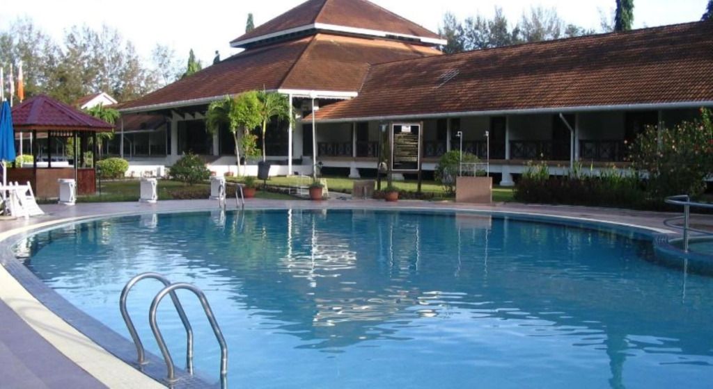 حوض السباحة