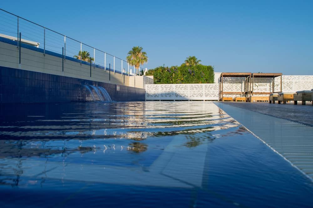 حوض السباحة