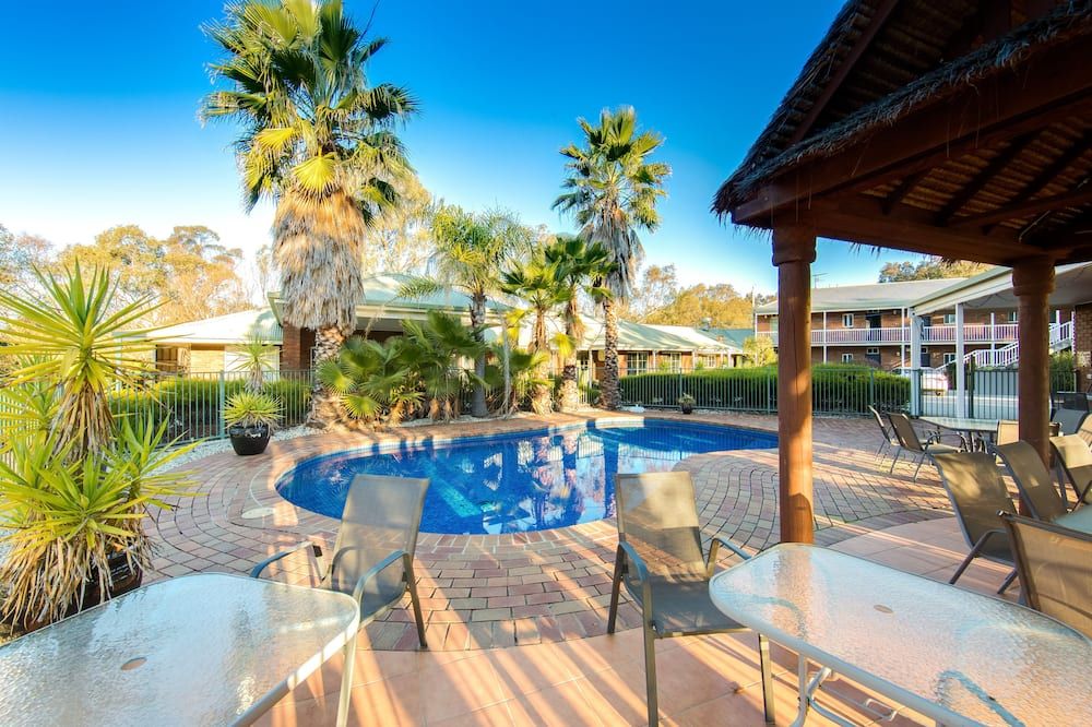 حوض السباحة