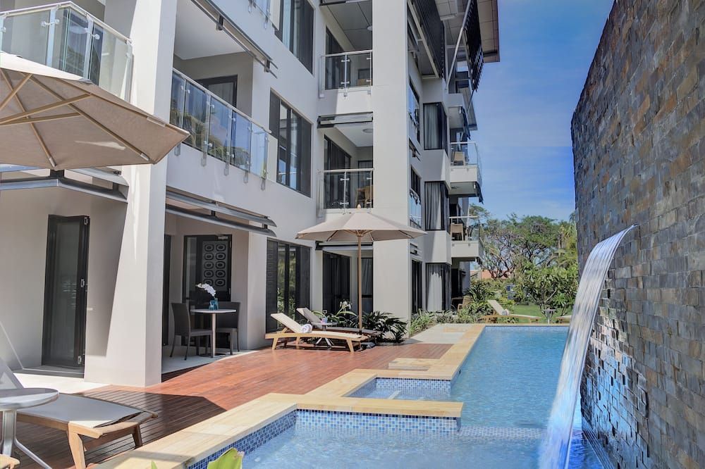 حوض السباحة