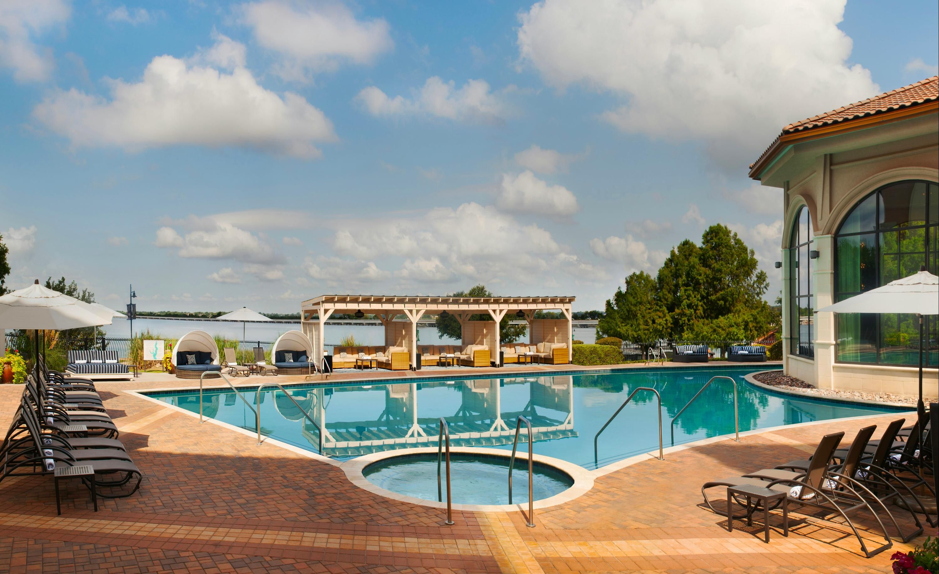 حوض السباحة