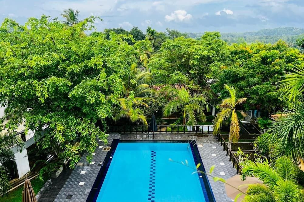 حوض السباحة