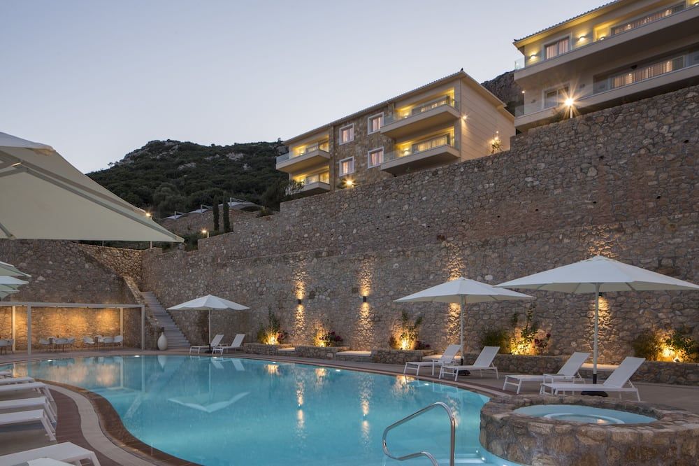 حوض السباحة