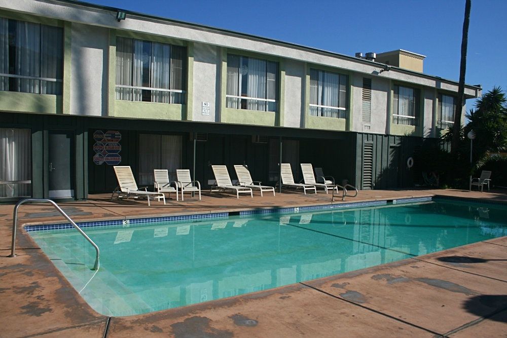 حوض السباحة