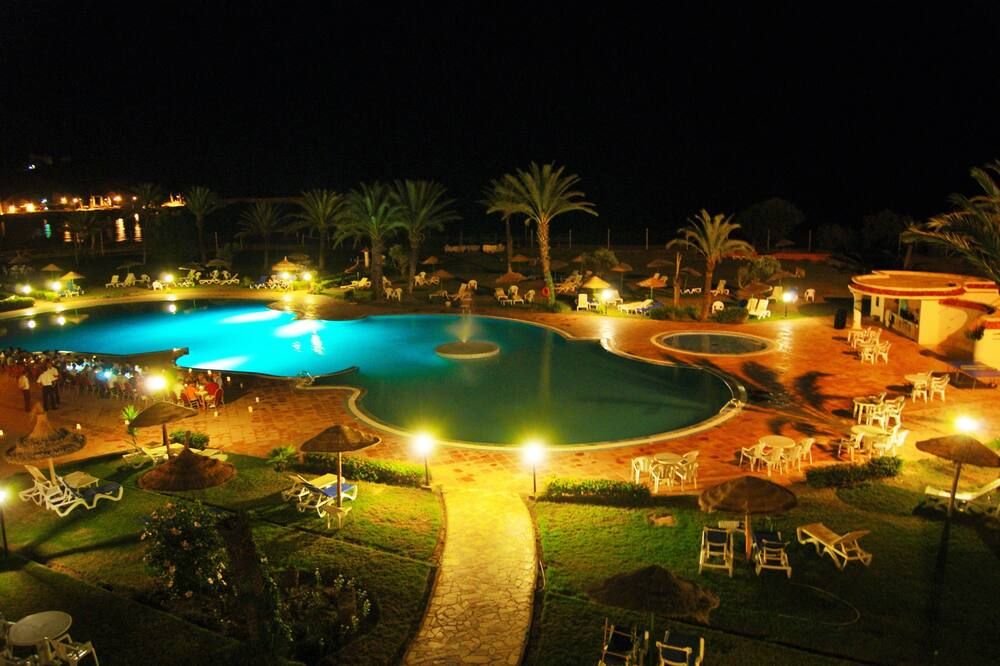 حوض السباحة