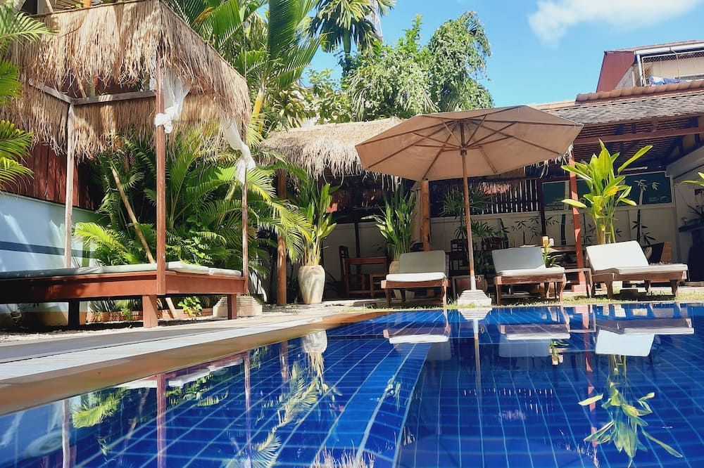 حوض السباحة