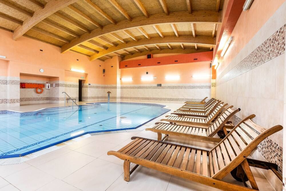 حوض السباحة