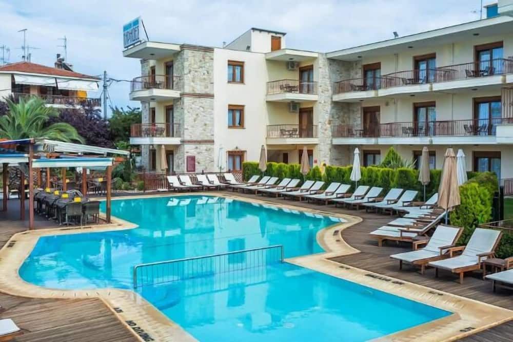 حوض السباحة