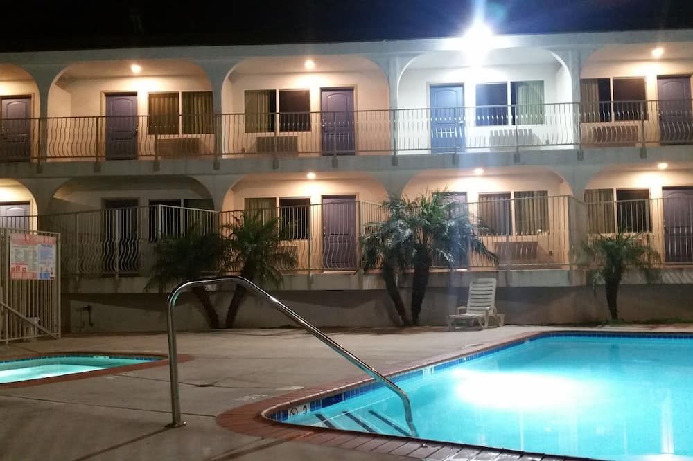 حوض السباحة