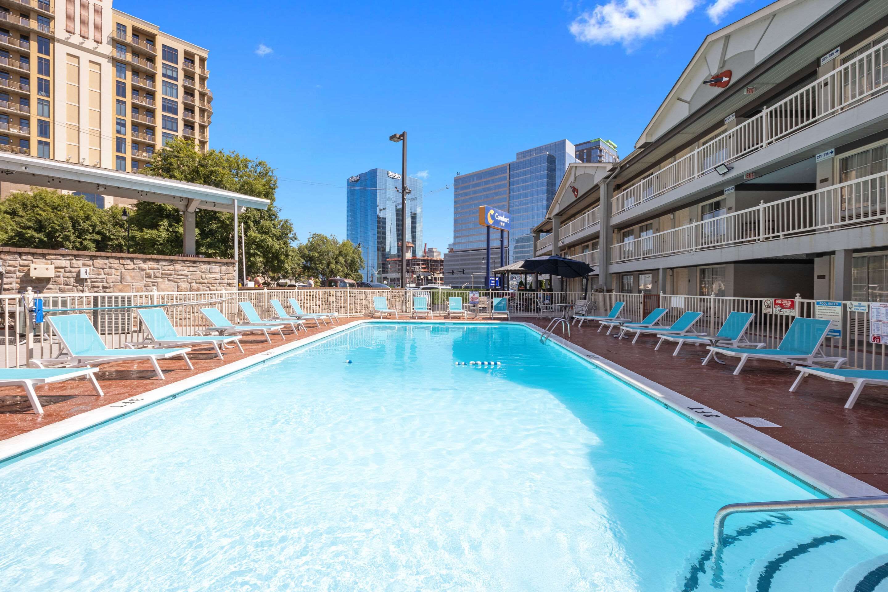 حوض السباحة