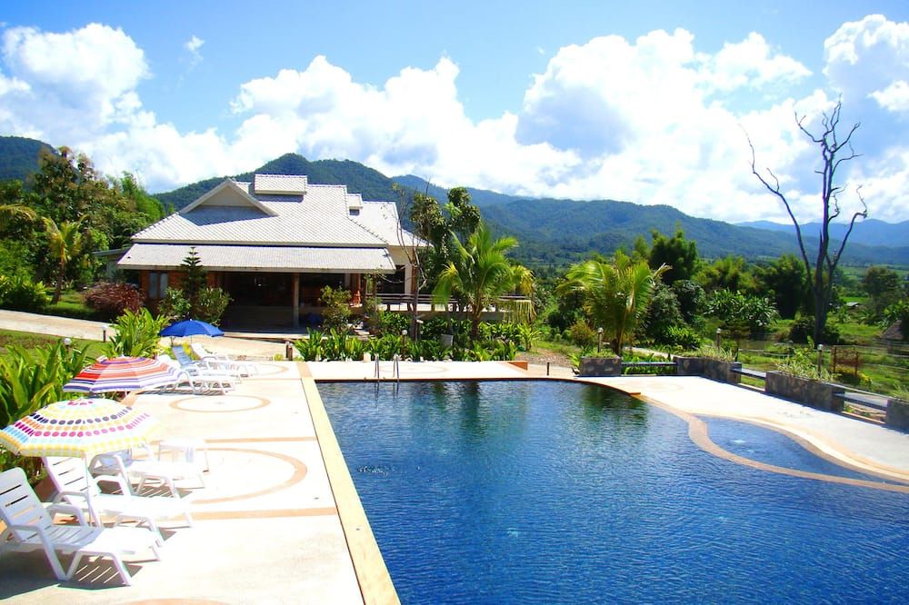 حوض السباحة