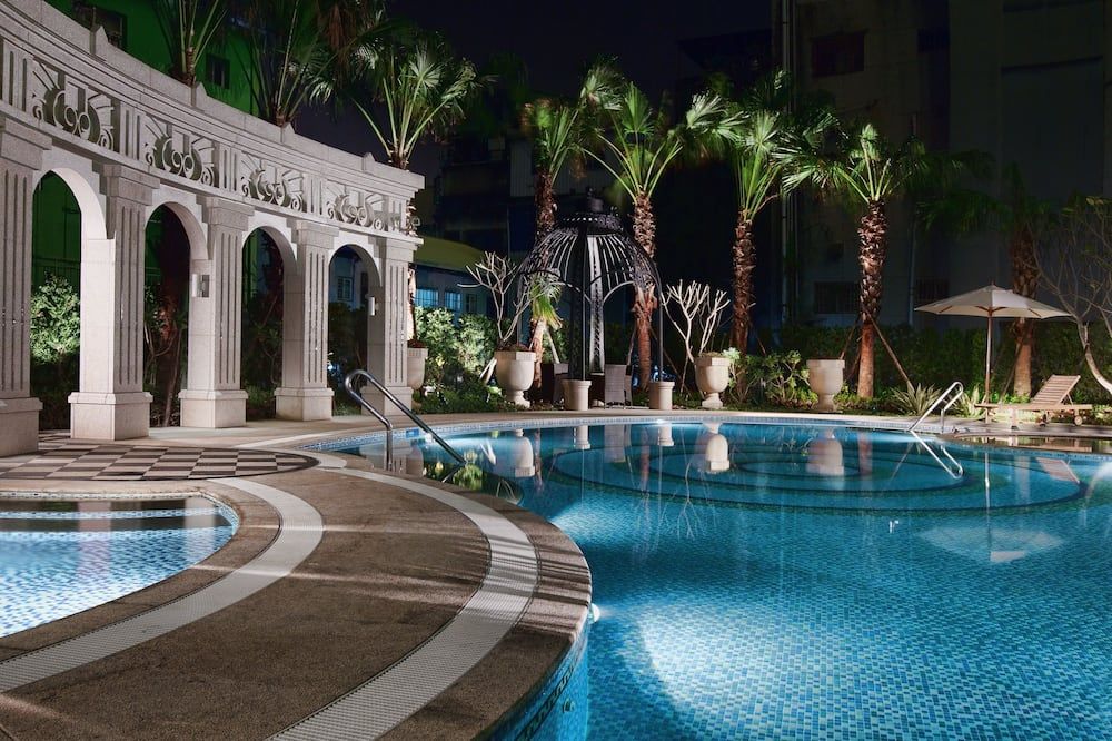 حوض السباحة