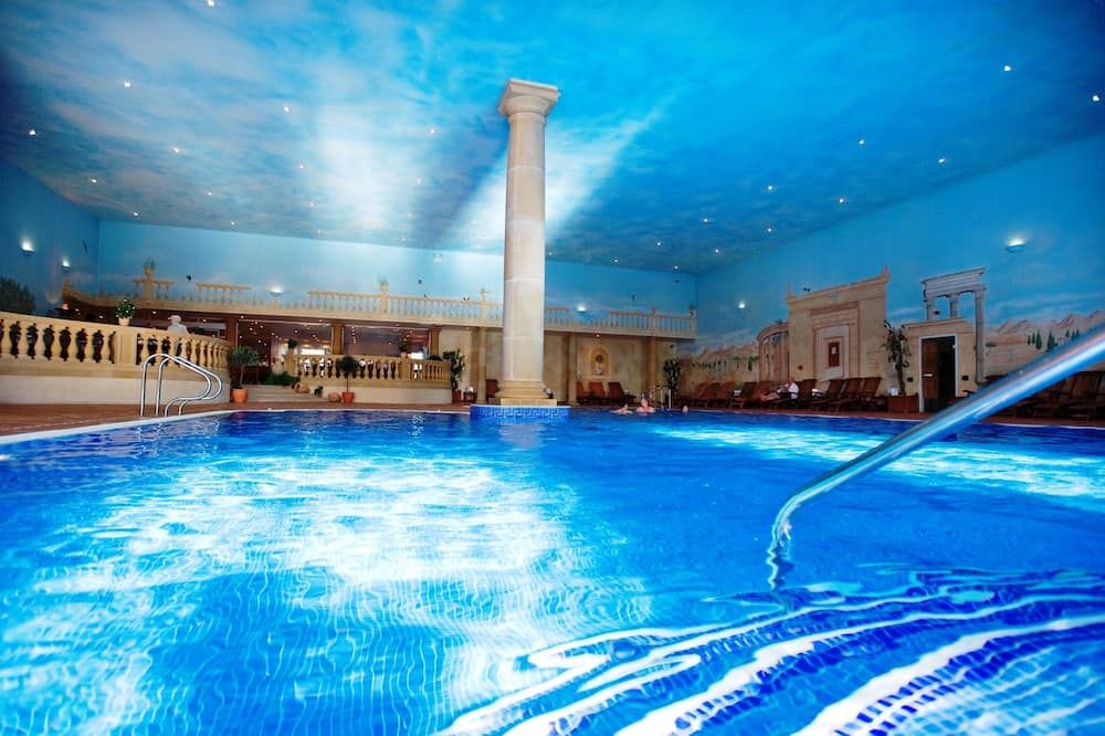 حوض السباحة