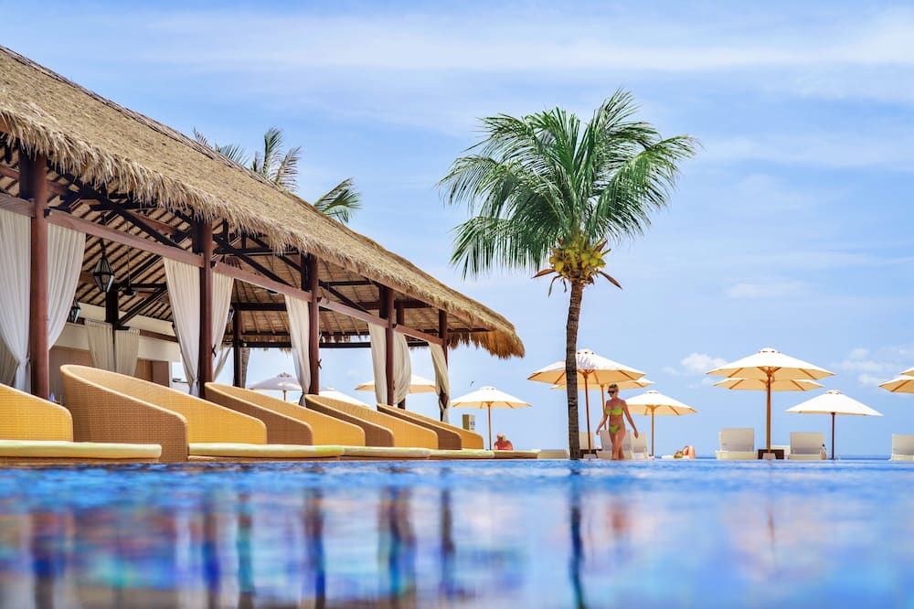 حوض السباحة