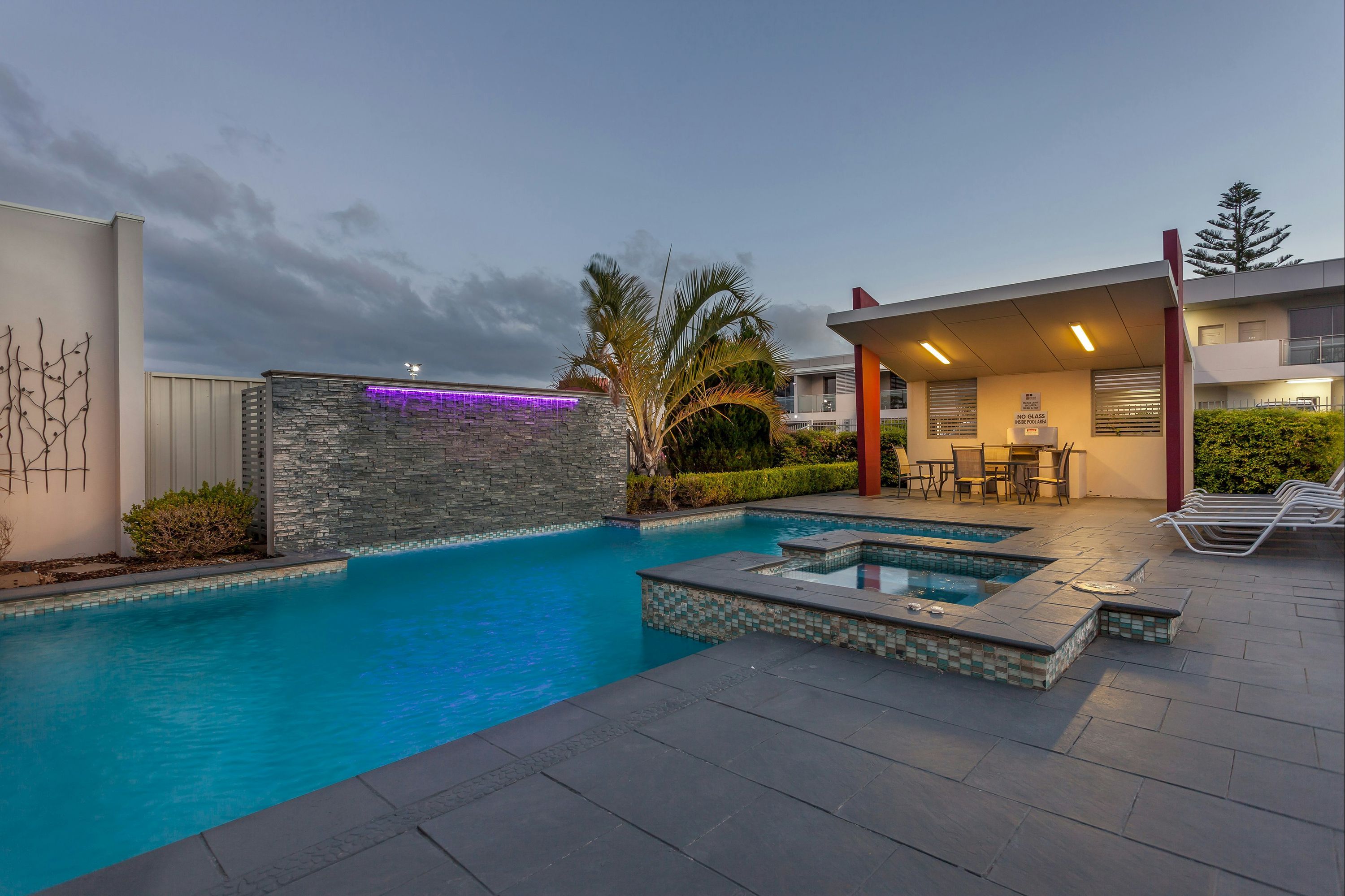 حوض السباحة