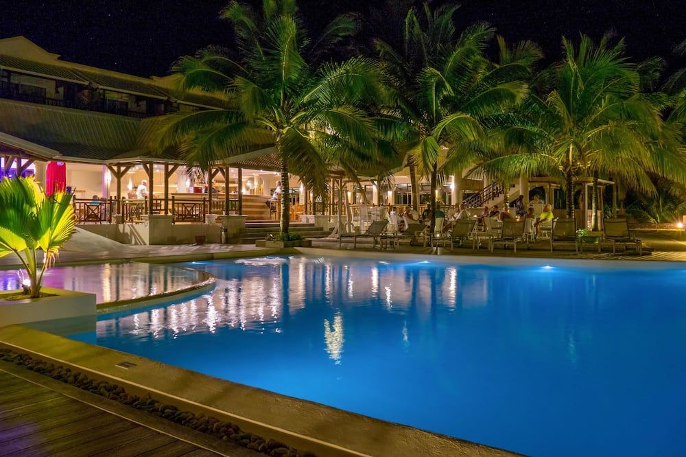 حوض السباحة