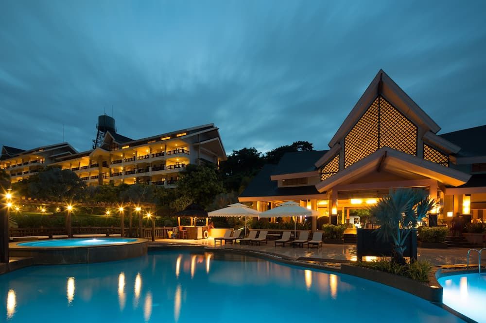 حوض السباحة