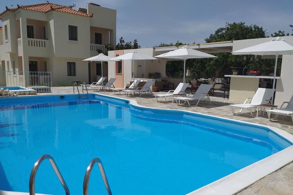 حوض السباحة