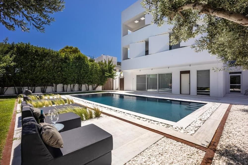 حوض السباحة