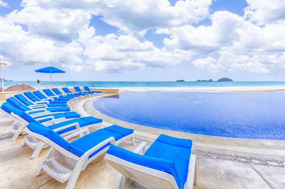 حوض السباحة