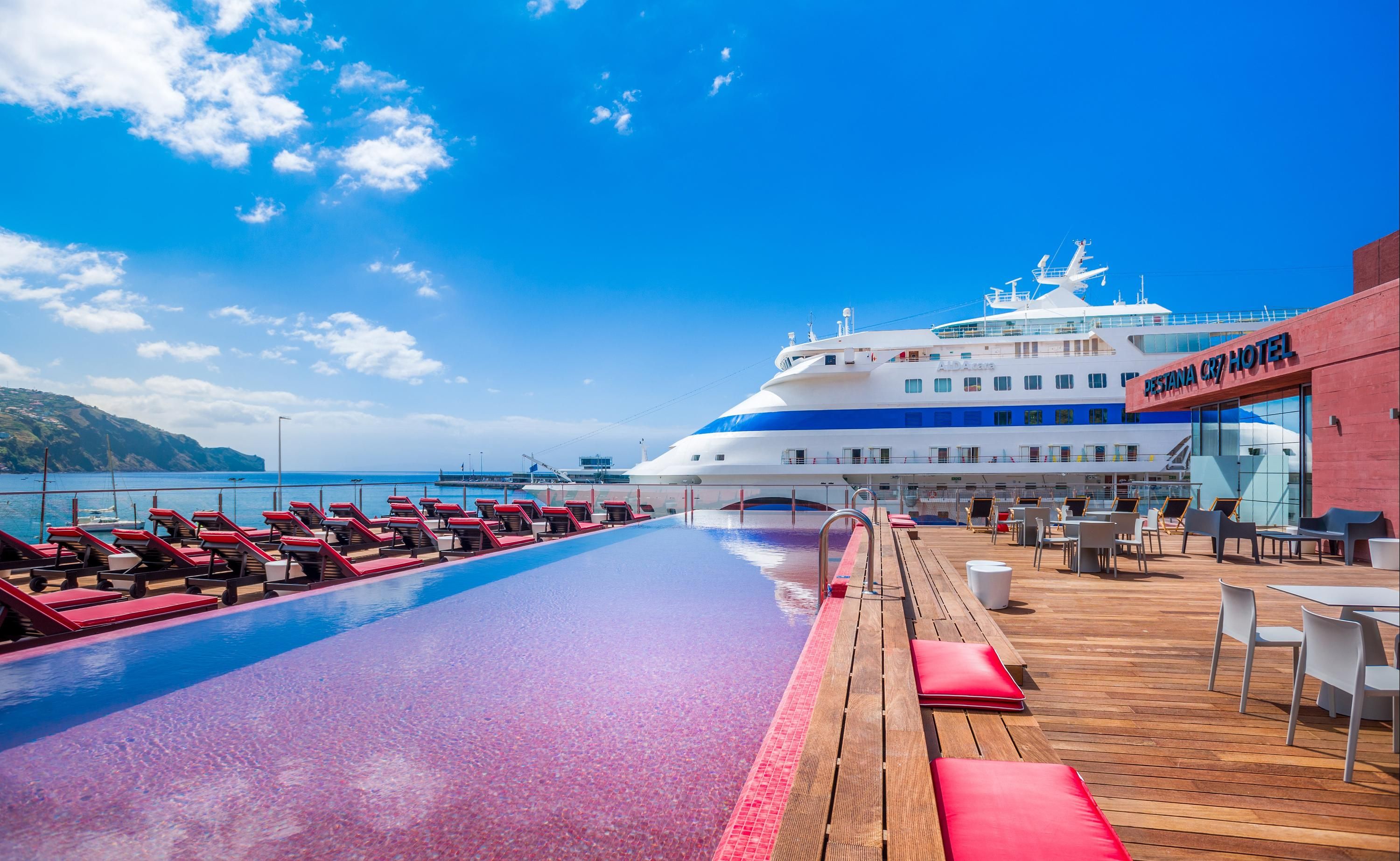 حوض السباحة