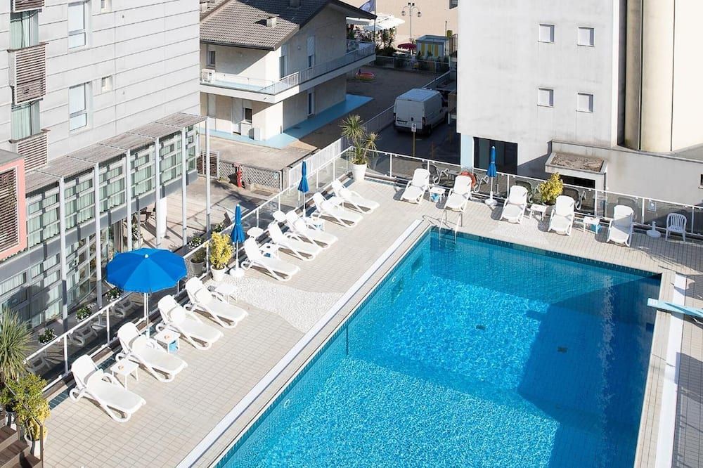 حوض السباحة